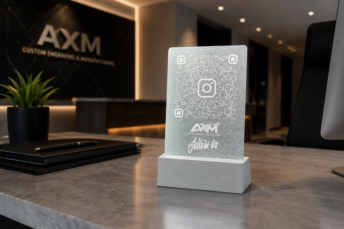 Personalisierte QR-Code Aluminium-Visitenkarte mit 3D-Fuß
