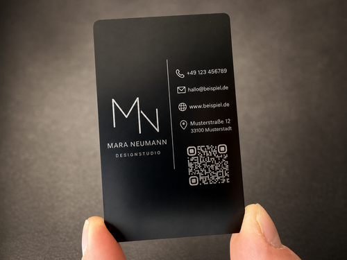 Schwarze Metallvisitenkarte aus Aluminium mit silberfarbener Lasergravur und Musterkontaktdaten